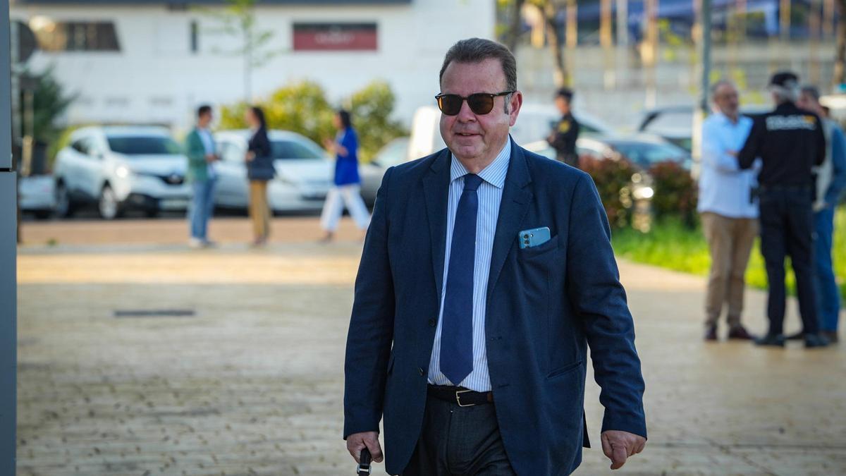 Emilio Cortés, abogado de David Sánchez, a su llegada a los juzgados de Badajoz, en una imagen de archivo.