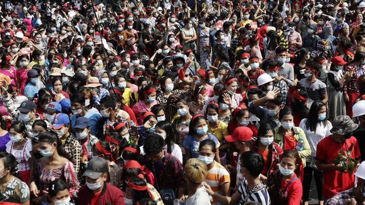 Miles de birmanos salen a las calles para protestar contra el golpe militar