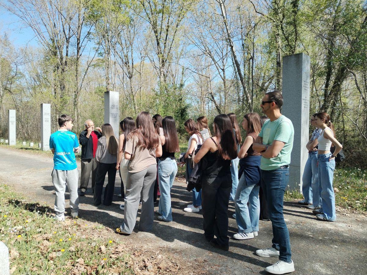 El alumnado del IES La Azucarera visitó el campo de Gurs para conocer de cerca la huella del exilio español