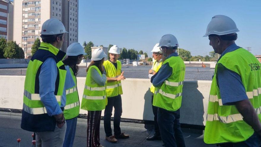Jorge García, en el centro, atendiendo las explicaciones. |