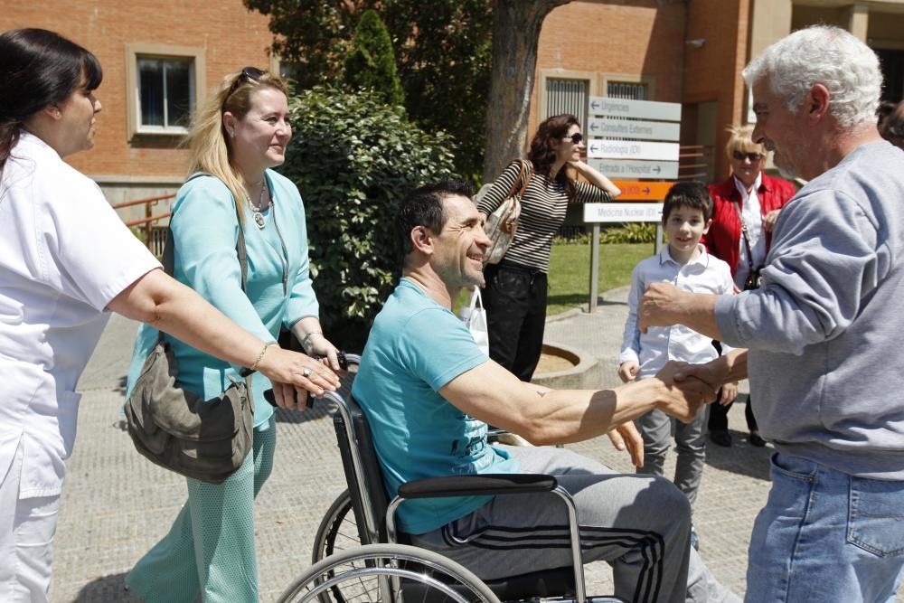 Ciclistes donen suport al medallista olímpic Josep Antoni Escuredo en sortir de l''hospital després de ser atropellat per un taxista