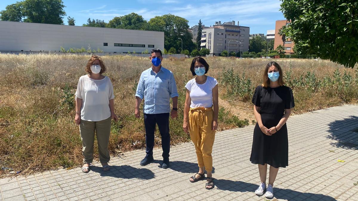 Los concejales de IU frente al solar donde debe construirse el centro cívico de Noroeste.