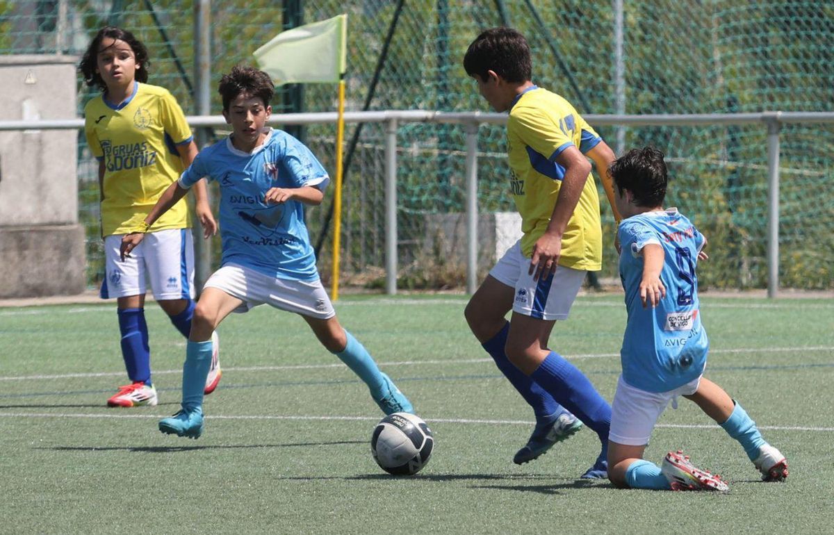 Varios jugadores pelean por un balón en uno de los partidos de ayer en Navia. | Alba Villar