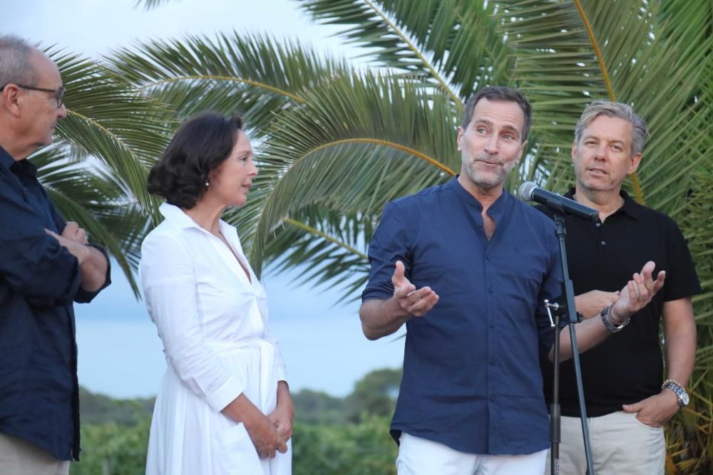 James Costos y su marido nombrados ‘veremadors’ de honor por la DO Pla i LLevant