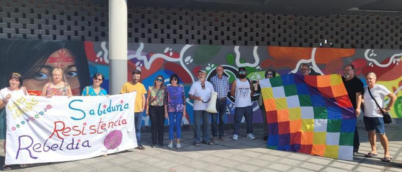 Miembros del Consejo Local de Solidaridad y el artista que hizo el nuevo mural, ayer, en Langreo. | Vivas