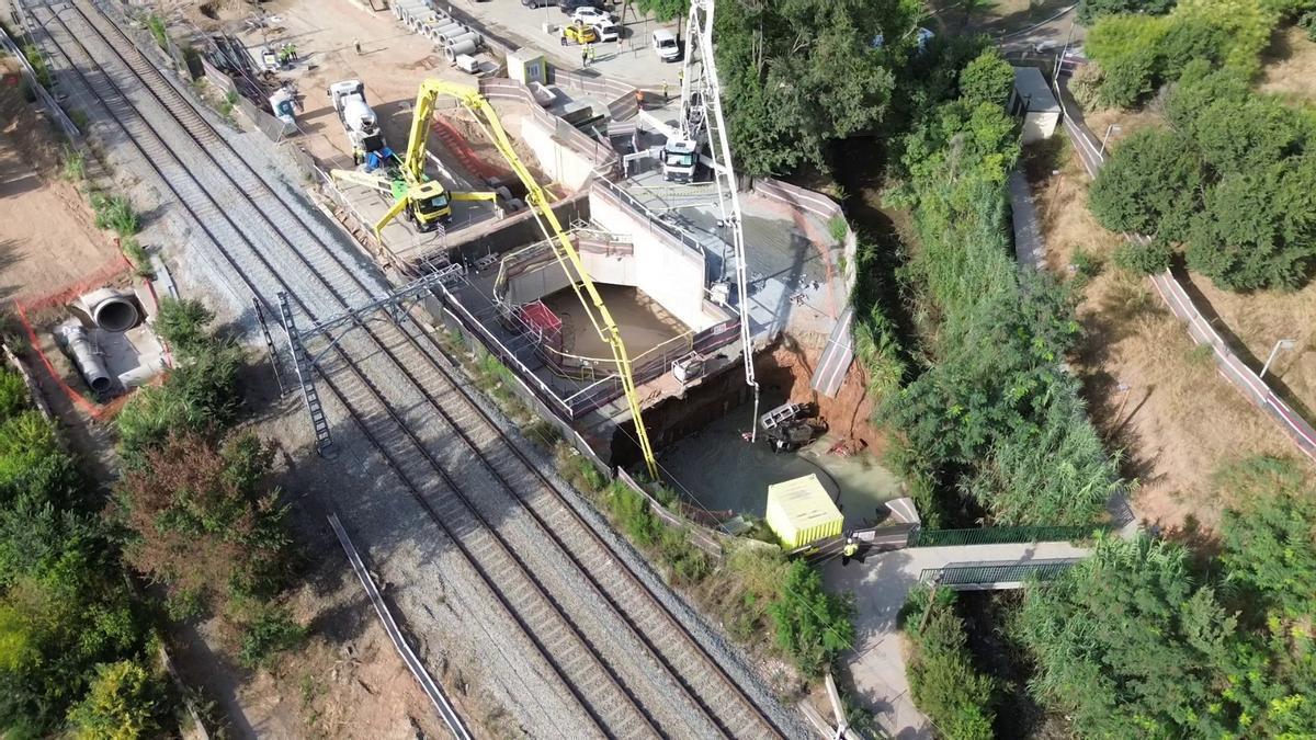 Imatge aèria del esvoranc en les vies del tren entre Barcelona i Montcada i Reixac.
