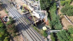 Imagen aérea del derrumbe en las vías del tren entre Barcelona y Montcada i Reixac.