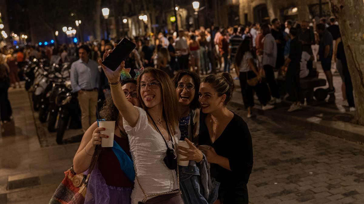 Jóvenes de botellón en el paseo del Born.