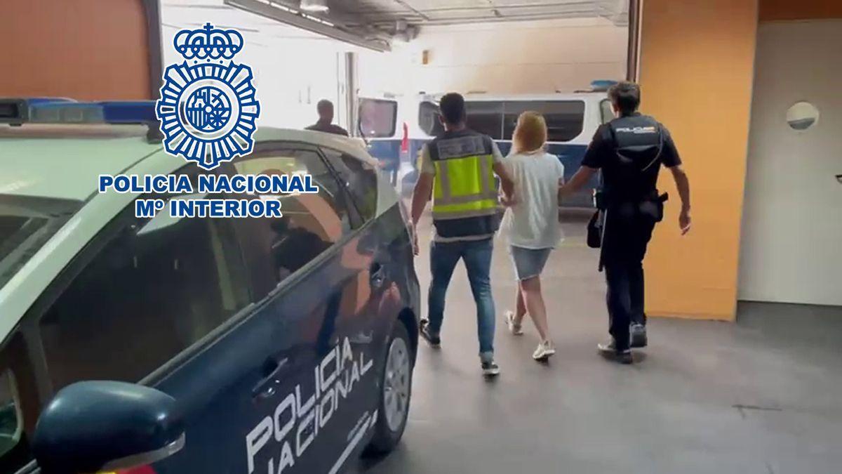 La Policía traslada a la detenida en Alicante.