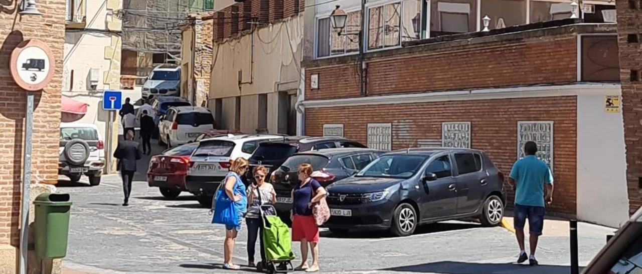 Varias vecinas de Ateca conversan, este sábado, en las calles del pueblo.