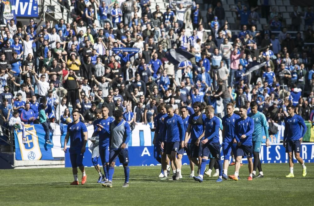 Los oviedistas apoyana a su equipo antes del derbi