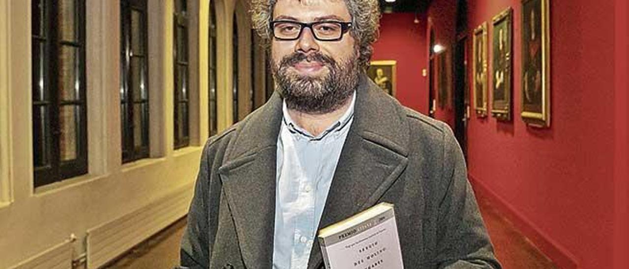 Sergio del Molino, con un ejemplar de su Ãºltimo libro, &#039;Lugares fuera de sitio&#039;.