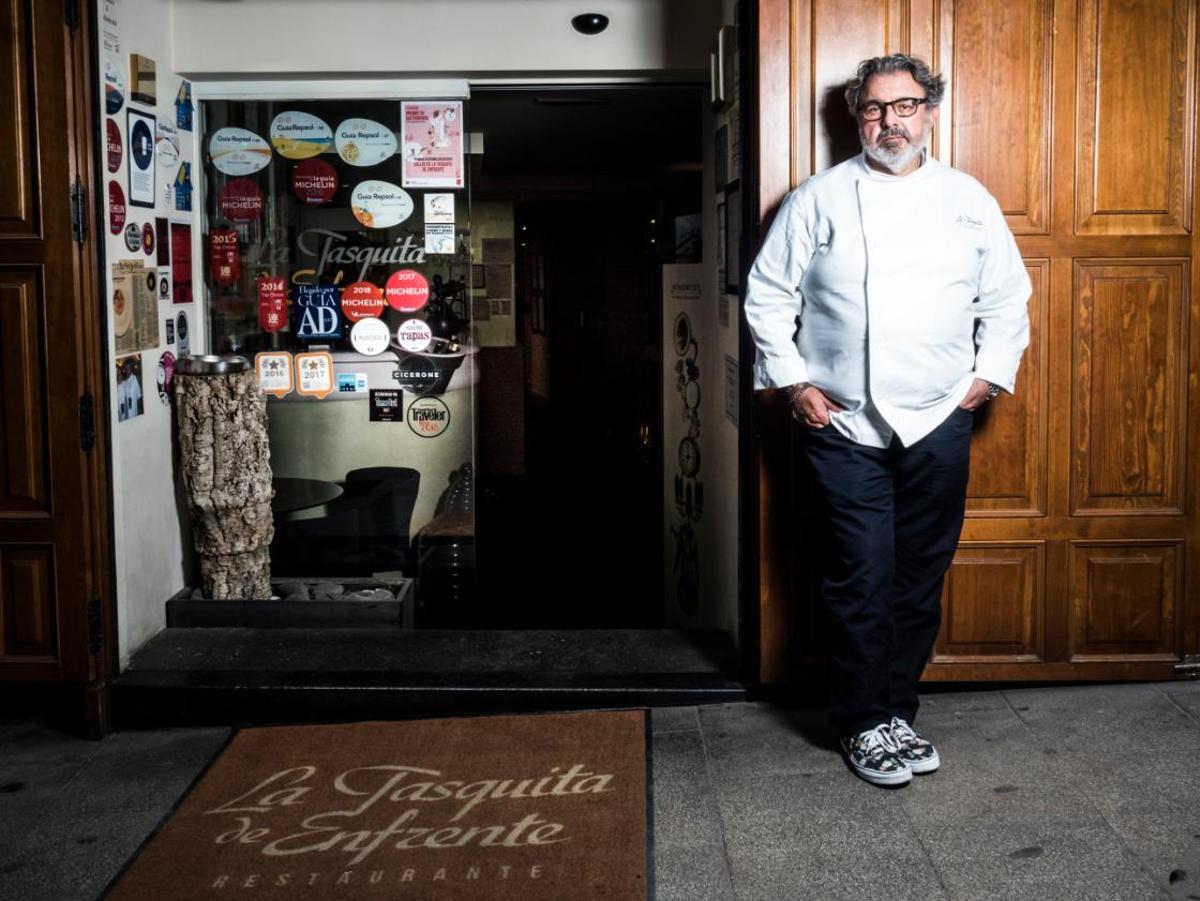 Juanjo López en la puerta de su restaurante, La Tasquita de Enfrente.