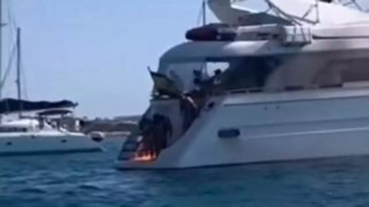 Vídeo | Humo, llamas y gritos: los primeros momentos de pánico tras el incendio del yate de lujo en Formentera
