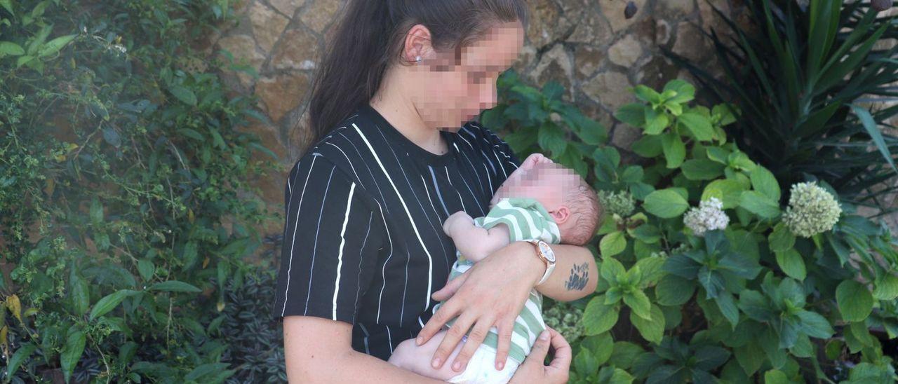 La víctima de los abusos del exmarido de Oltra, con el pequeño de sus dos hijos, a los que trata de localizar Servicios Sociales.