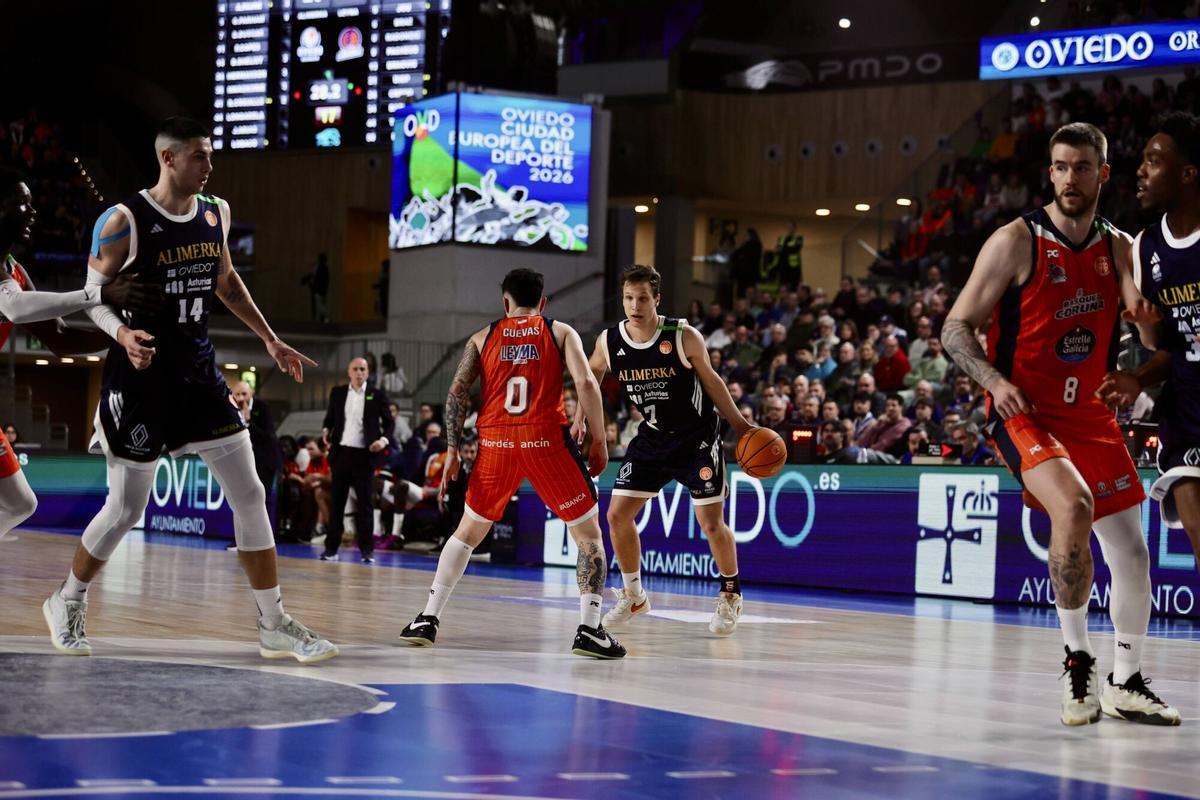 Un partido de baloncesto en el Palacio de los Deportes.