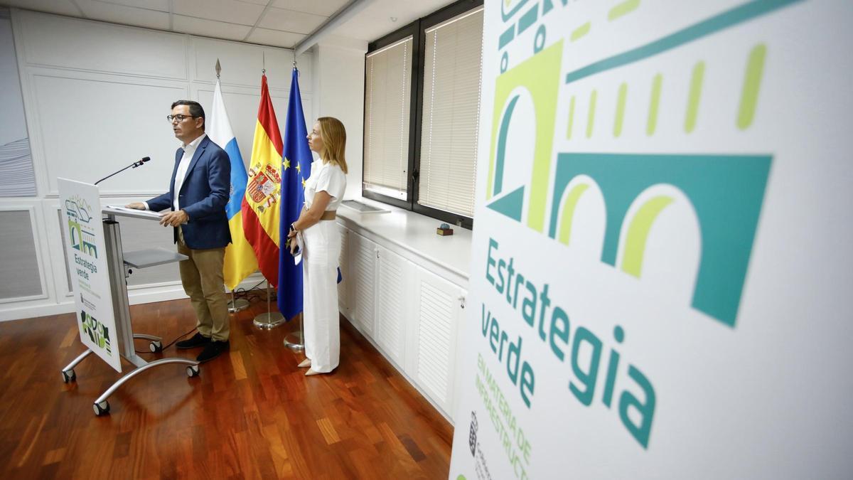 Pablo Rodríguez y Rosa Melián, en la presentación de la estrategia verde para las carreteras.