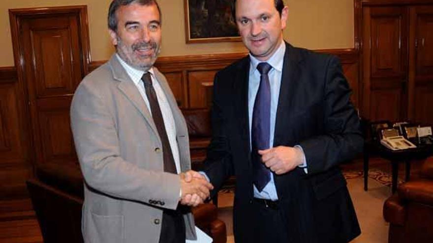 Alberto Gago(i) y Rafael Louzán se saludan antes de iniciar la reunión que mantuvieron ayer.