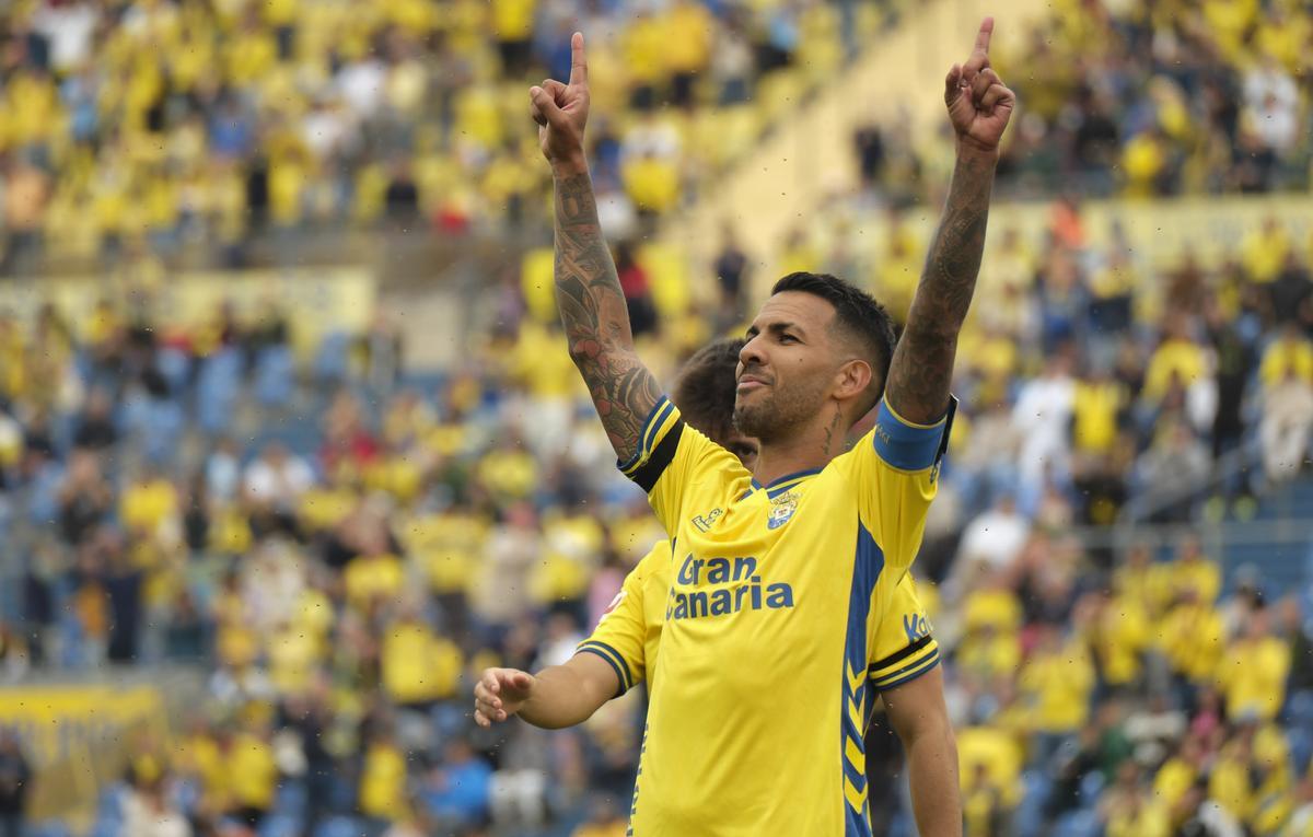Jonathan Viera festeja su tanto ante el Ceuta.