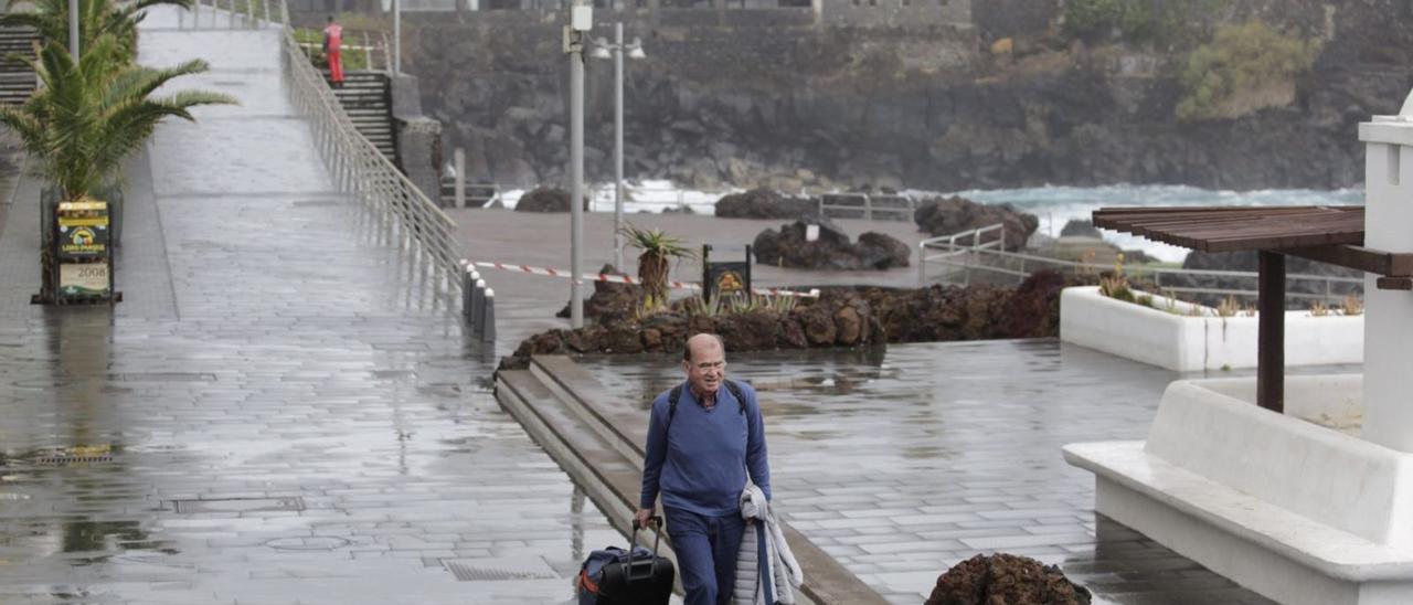 Un turista abandona Puerto de la Cruz en el inicio del estado de alarma por la pandemia del coronavirus, el 19 de marzo de 2020.