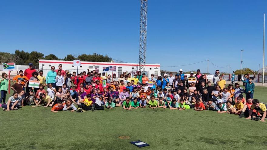 Los alumnos de los CEIP San
Isidoro y Virginia Pérez en 
el campo de fútbol local. L.O.