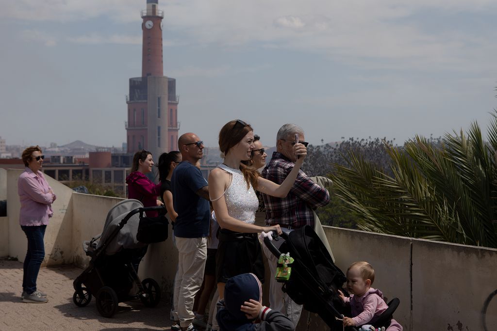 El pregón desde el balcón del Palacio Consistorial y la mascletá en el parque de la Cuesta del Batel, en imágenes