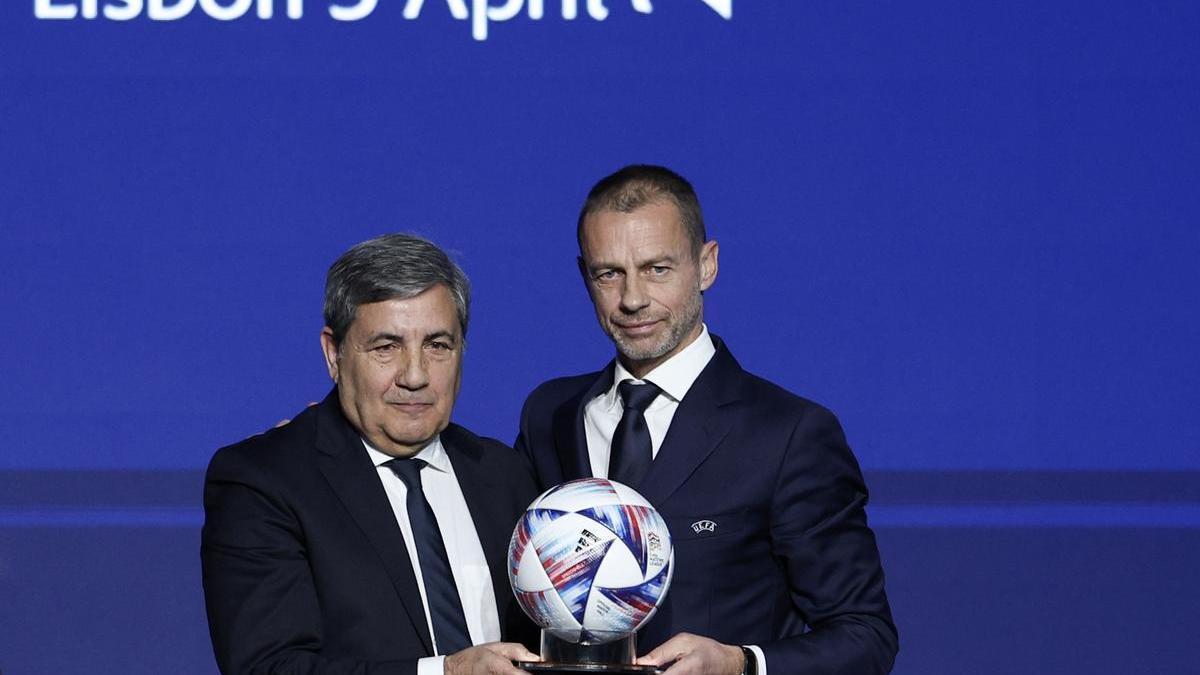 Aleksander Ceferin, a la derecha, durante el Congreso de la UEFA.