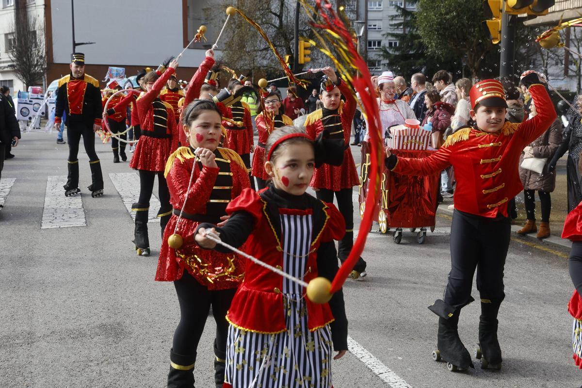 EN IMÁGENES: La Hermandad de festejos de El Lloreu cierra por todo lo alto el Antroxu en la zona oeste de Gijón en su regreso tras más de una década