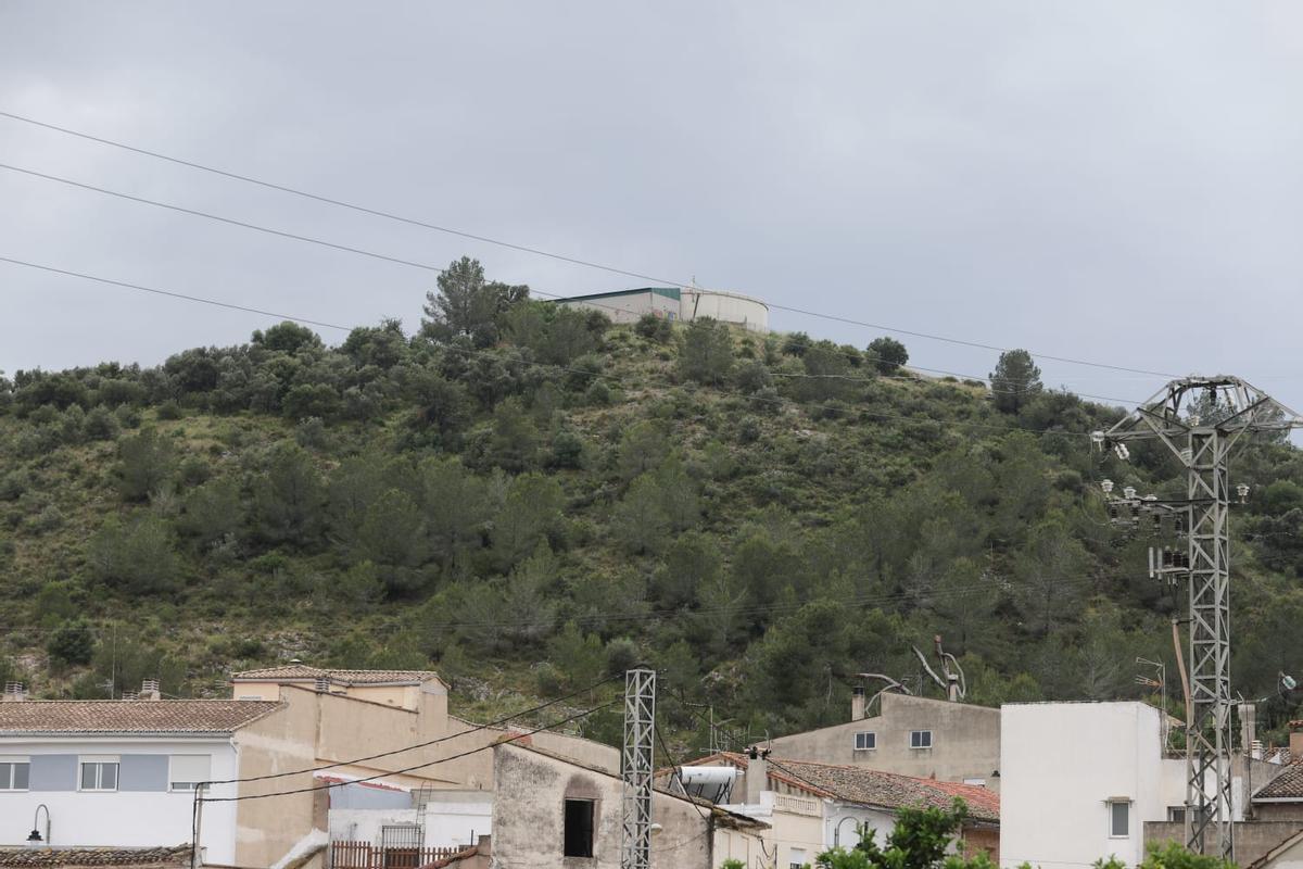 Vista del depósito desde el municipio de Manuel.