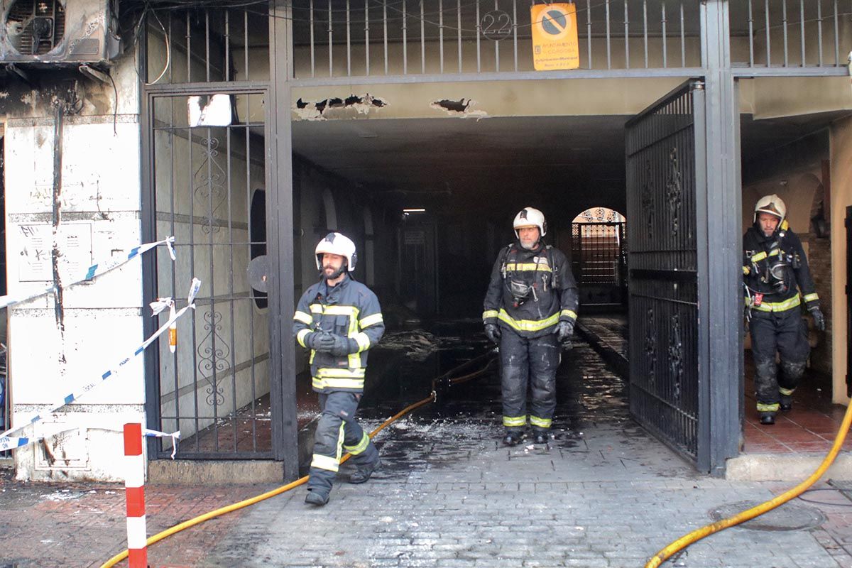 Un incendio calcina una tienda de colchones en Santa Rosa