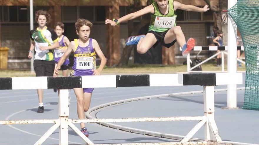 El atleta de La Rabosa en la prueba de vallas. | LEVANTE-EMV