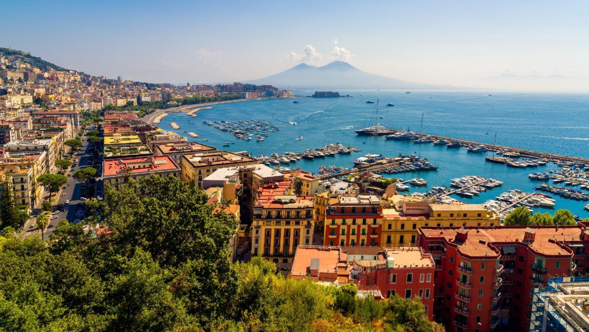 Vista panorámica de Nápoles y el puerto de la ciudad con el monte Vesubio de fondo