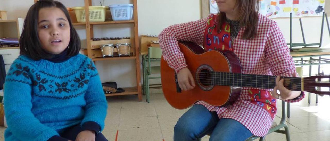 Adriana López y Silvia Quesada interpretan juntas una canción.