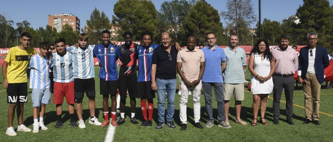 Els jugadors que representaven els futbolistes que han crescut amb el torneig posen amb les autoritats | ALEX GUERRERO