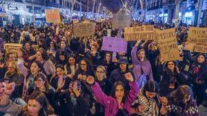 Protesta multitudinaria: miles de personas se movilizan en el 8M de Barcelona en una manifestación marcada por los cuidados de las mujeres