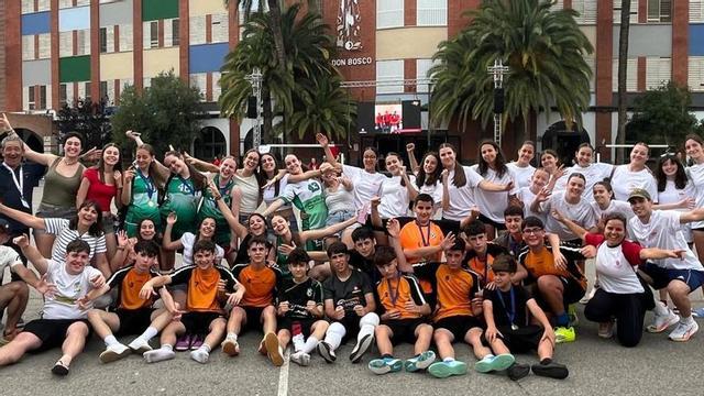 Jugadores, entrenadores, profesores y compañeros del Colegio Salesiano en el San Juan Bosco de Valencia.