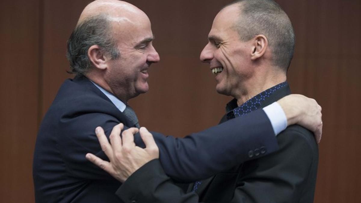 Guindos pone su brazo por encima de Varoufakis.