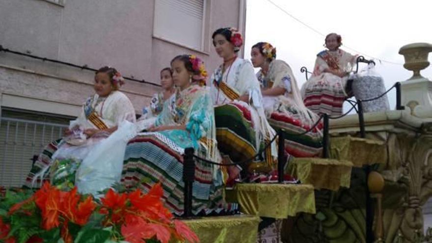 Monóvar cierra sus fiestas con el desfile más colorista