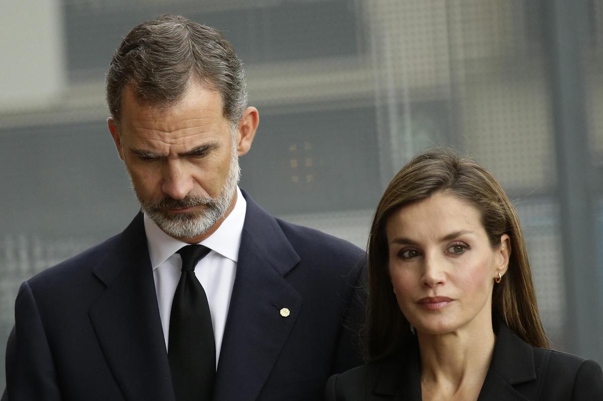 Don Felipe y Doña Letizia a su llegada al funeral en la Sagrada Familia