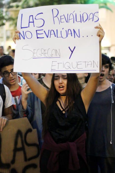 Unos 250 alumnos, profesores y padres secundan la protesta contra la Lomce y las nuevas pruebas en Torrevieja