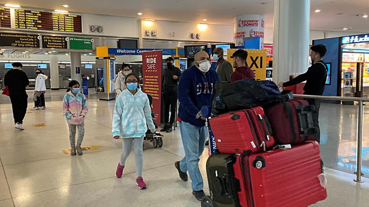 Varias personas llevan sus maletas en un aeropuerto estadounidense.