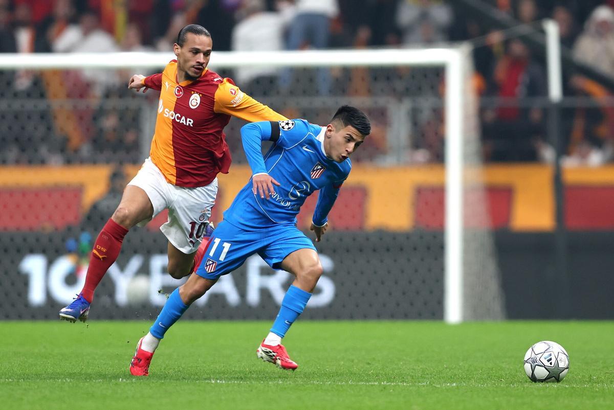 Leroy Sane, en acción ante Thiago Almada, durante el partido de la UEFA Champions League