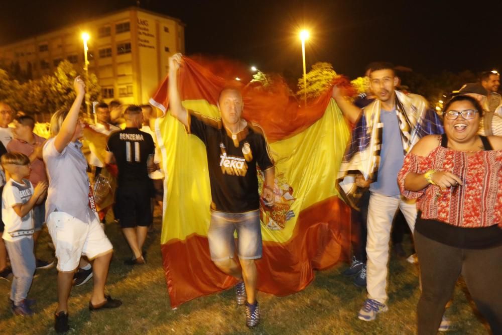 L''afició del Reial Madrid a Girona celebra dotzena Champions