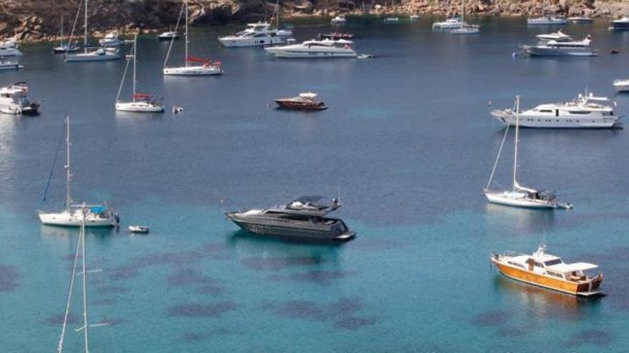 Varios barcos fondeados en la bahía de Porroig, durante el verano del año pasado. | J.A.RIERA