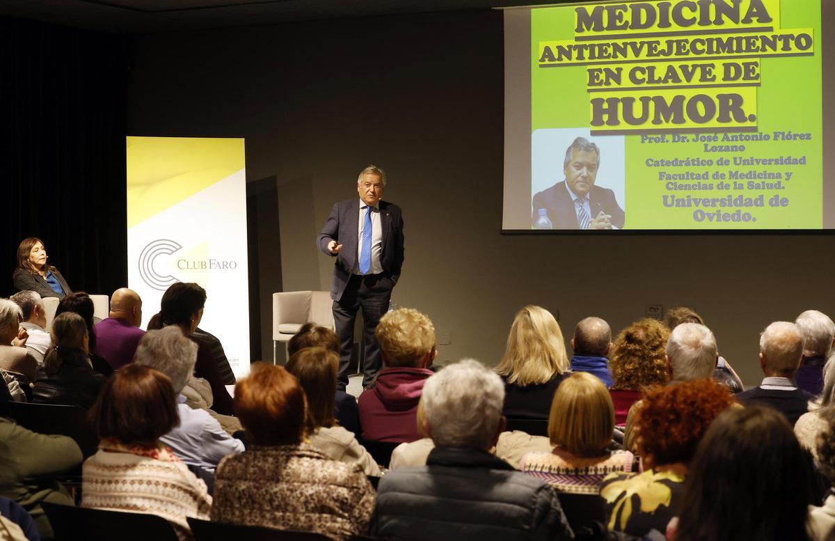José Antonio Flórez Lozano, catedrático de Ciencias de la Conducta de la Universidad de Oviedo, en el Club Faro