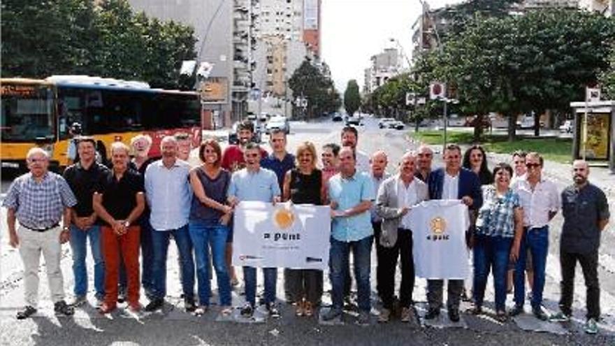 Els representants que ahir es van reunir a Salt, al passeig dels Països Catalans, on es farà l&#039;acte de la Diada.