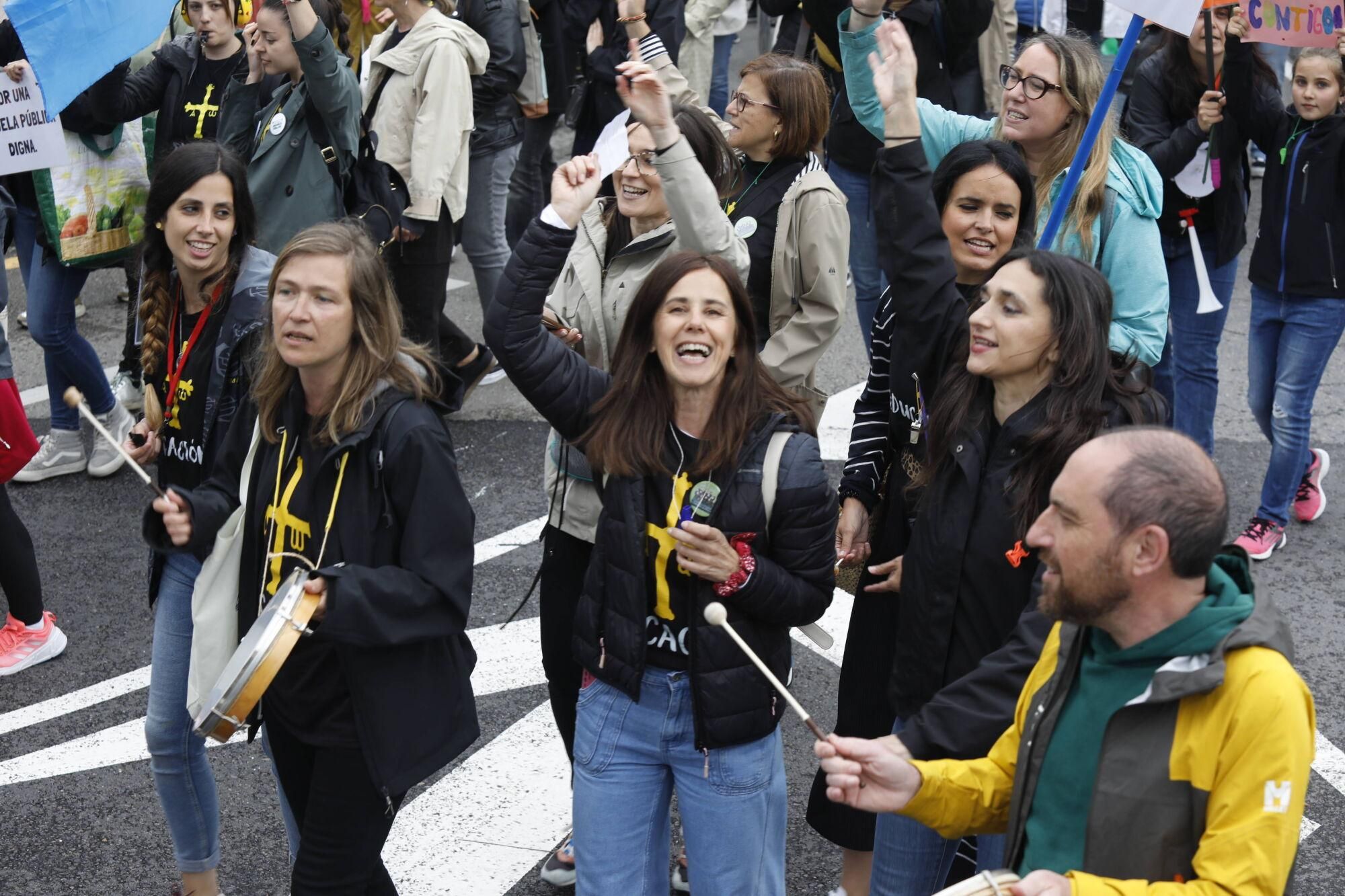 EN IMÁGENES: Nueva manifestación masiva de los docentes, que acabó en la Junta General 