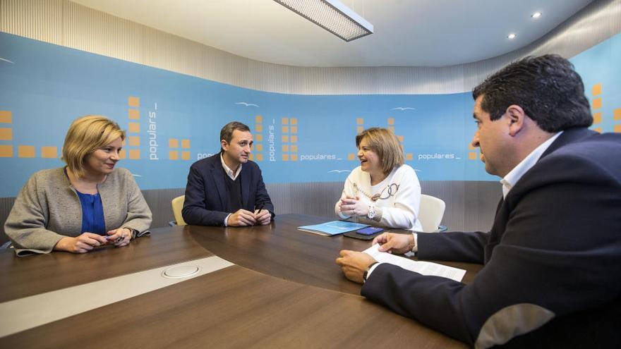 Isabel Bonig, con los portavoces del PP en las diputaciones.