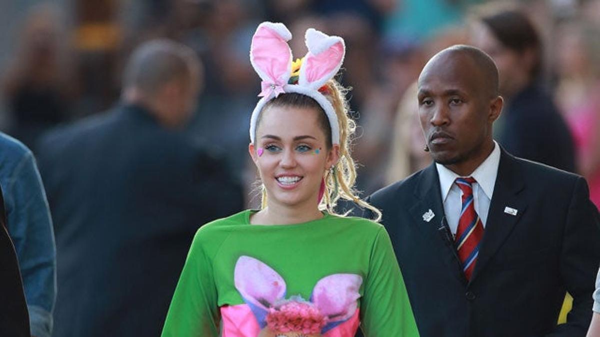 Miley Cyrus con su diadema con orejas de conejo