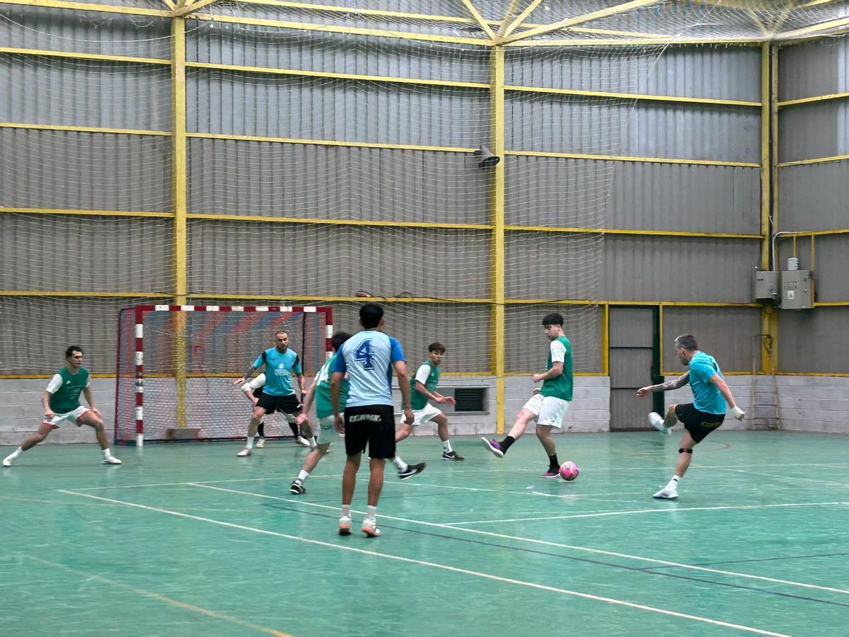 Un instante de un partido del torneo de fútbol sala.